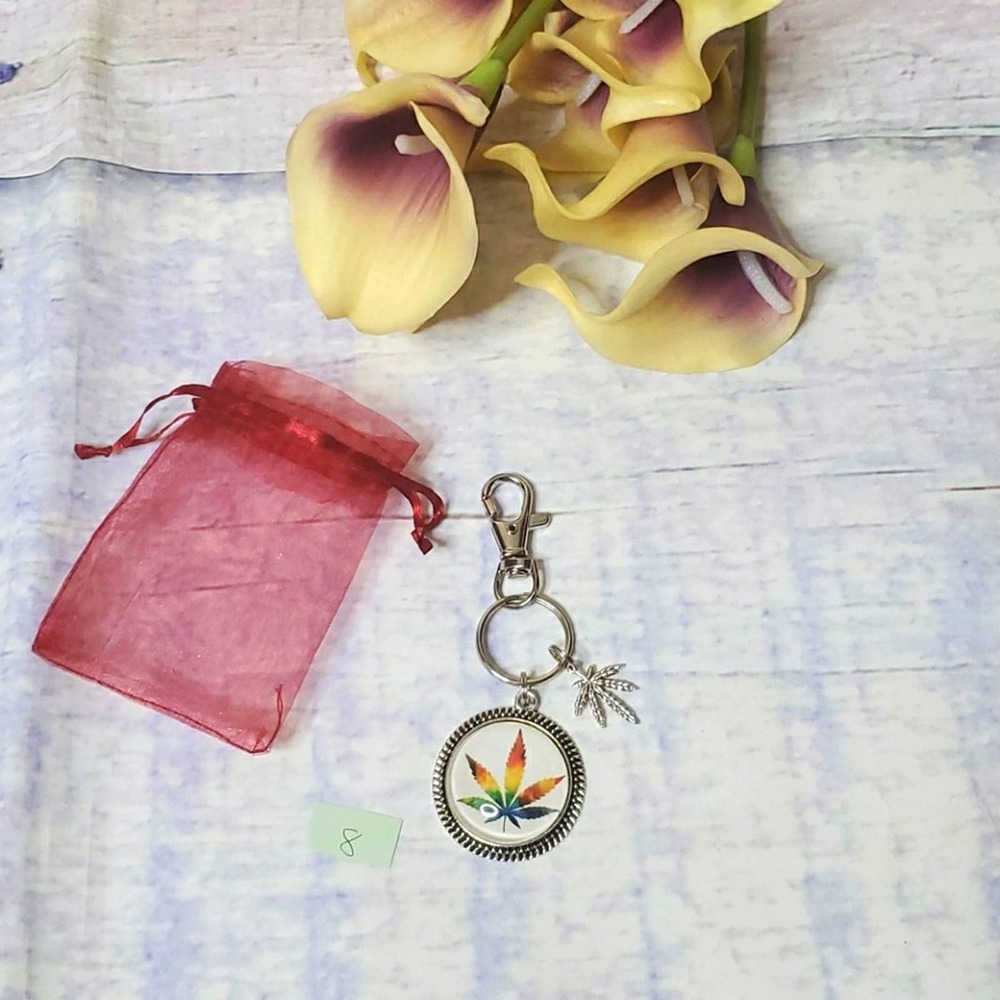 Handmade Leaf Keychain - Picture 1 of 4